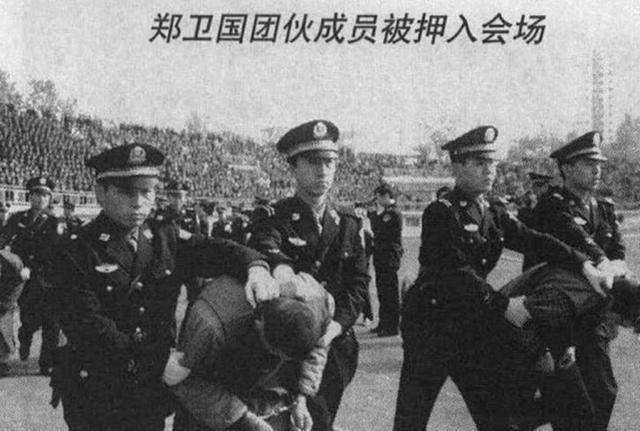 2001年陕西头号黑社会团伙覆灭，主犯被捕后，警局每天有求情电话