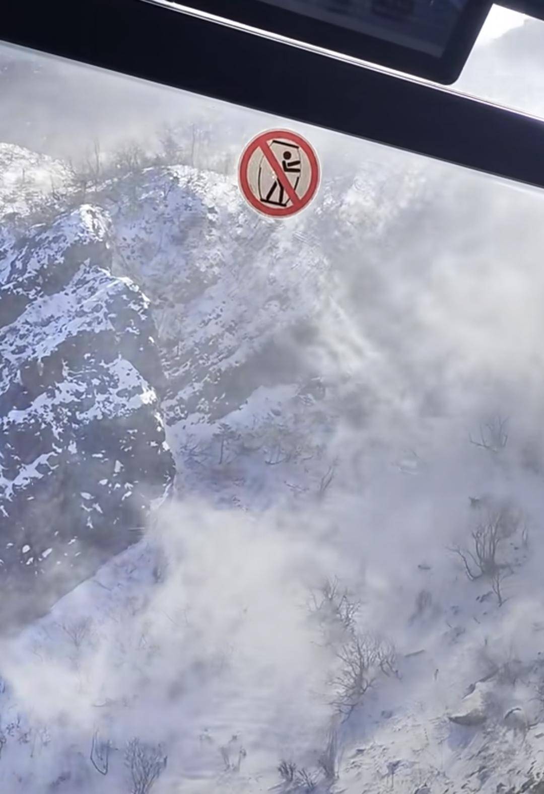 有游客被困玉龙雪山山顶？景区回应：现在是雪山风季 已实行限流