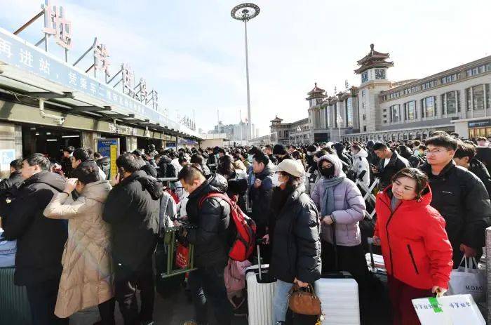 夜间十余万人抵京！今晚，北京10条地铁延时运营